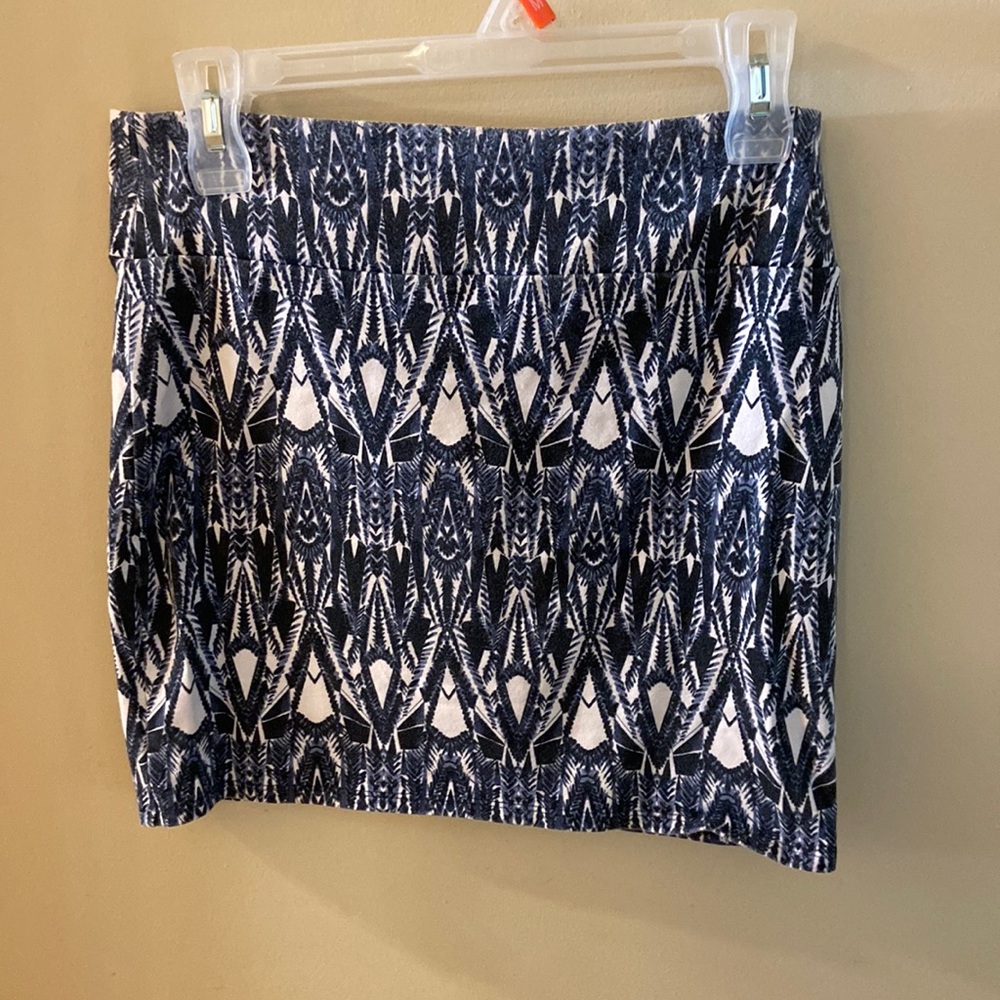 American Eagle Outfitters navy & white tribal pattern mini skirt - size medium